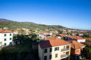 Una ciudad con casas y una colina en el fondo en RelaxHome, en Santo Stefano di Magra