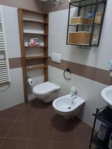 La salle de bains est pourvue de toilettes et d'un lavabo. dans l'établissement La Quercia incantata, à Castiglione del Lago