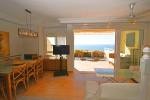Televízia a/alebo spoločenská miestnosť v ubytovaní Beach & Golf seafront house Campoamor Alicante