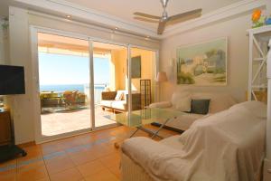 sala de estar con vistas al océano en Precioso Duplex frente al mar en Campoamor Alicante, en Campoamor