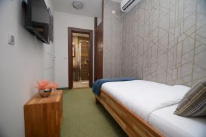 En eller flere senge i et værelse på Apartmani Čarolija