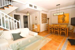 Posedenie v ubytovaní Beach & Golf seafront house Campoamor Alicante