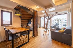 Posezení v ubytování Luxusní byt s terasou v centru + 24 fotografií