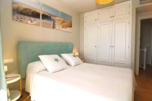 Posteľ alebo postele v izbe v ubytovaní Beach & Golf seafront house Campoamor Alicante