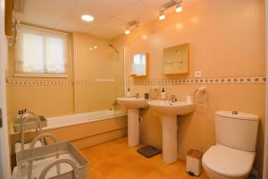 Kúpeľňa v ubytovaní Beach & Golf seafront house Campoamor Alicante