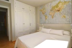 Posteľ alebo postele v izbe v ubytovaní Beach & Golf seafront house Campoamor Alicante