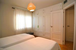 Posteľ alebo postele v izbe v ubytovaní Beach & Golf seafront house Campoamor Alicante