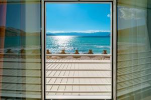 a group of birds sitting on a balcony overlooking the ocean at Hotel Dobrovit in Baška