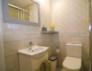 Kúpeľňa v ubytovaní Beach & Golf seafront house Campoamor Alicante