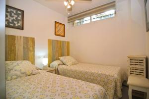 Posteľ alebo postele v izbe v ubytovaní Beach & Golf seafront house Campoamor Alicante