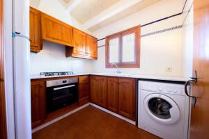 una cocina con lavadora y fregadero en Duplex Es Brucs, en Cala Morell