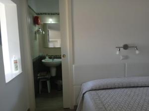łazienka z łóżkiem i umywalką w pokoju w obiekcie B&B San Michele w mieście Piano di Sorrento