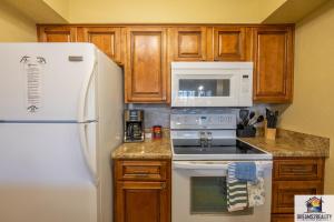 Galeriebild der Unterkunft 2BR Walk-In Condo - Near the 76 Strip - Pool - FREE TICKETS INCLUDED - CLC-7 in Branson + 24 Fotos