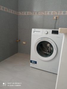 lavadora en una sala de lavandería en Carone home, en Mola di Bari