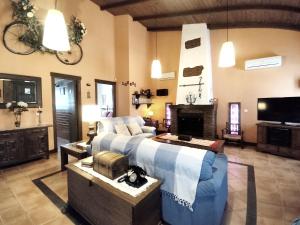 salon z łóżkiem i kanapą w obiekcie Only4you Country House Perfect location to visit Andalucia w mieście Casabermeja