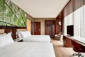 Habitación de hotel con 2 camas y TV de pantalla plana. en Marriott Santa Cruz de la Sierra Hotel, en Santa Cruz de la Sierra