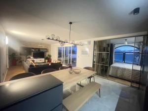 Posedenie v ubytovaní Villa Maris- beachfront villa with exclusive pool