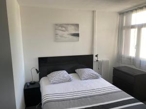 sypialnia z łóżkiem i dwiema poduszkami w obiekcie Appartement proche centre ville w Aix-en-Provence
