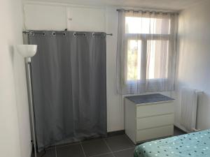 Łóżko lub łóżka w pokoju w obiekcie Appartement proche centre ville