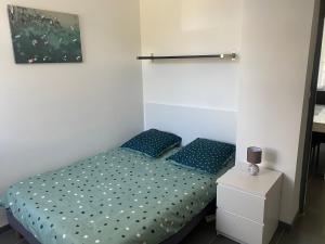 Łóżko lub łóżka w pokoju w obiekcie Appartement proche centre ville