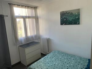 Łóżko lub łóżka w pokoju w obiekcie Appartement proche centre ville