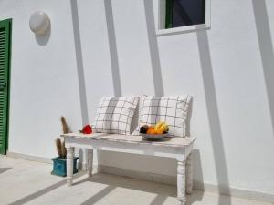 a bowl of fruit sitting on a white bench at Piscina y Relax junto al Mar! in Corralejo