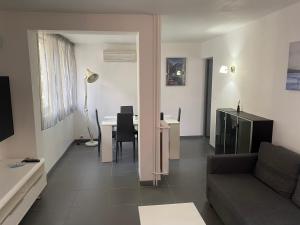 Telewizja i/lub zestaw kina domowego w obiekcie Appartement proche centre ville