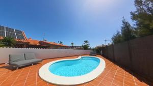 una piscina en medio de un patio trasero en NÁUTICO Boutique Apartments, by Comfortable Luxury - Adults Only en Corralejo