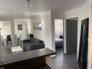 salon z kanapą i łóżkiem w obiekcie Appartement proche centre ville w Aix-en-Provence