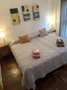 uma cama grande num quarto com dois sacos em Departamento 100% equipado y excelente ubicación em Córdoba
