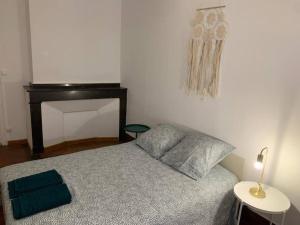 a small bedroom with a bed and a table at Spacieux T3 Hypercentre Proche Cathédrale in Albi