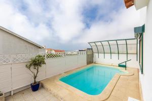 uma piscina na varanda de uma casa em Spacious 3 bedroom house w/ swimming pool na Ericeira