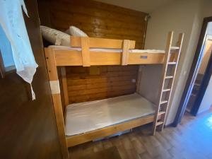 a bunk bed with a ladder in a room at Chaleureux studio avec balcon Sud/Ouest à 500m du centre, parking et à deux pas des remontées! - FR-1-693-54 in Châtel