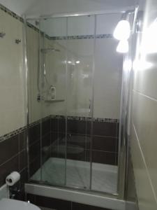 W łazience znajduje się prysznic ze szklanymi drzwiami. w obiekcie B&B San Michele w mieście Piano di Sorrento