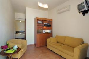 A seating area at Enalion Hotel