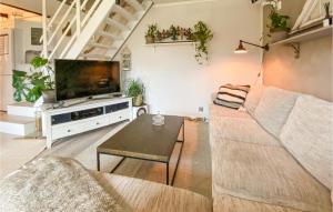 Posezení v ubytování 1 Bedroom Beautiful Home In Skene