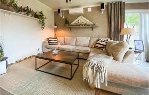 Posezení v ubytování 1 Bedroom Beautiful Home In Skene