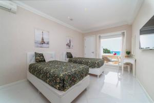 a bedroom with two beds and a window at Casa Nua in Puerto del Carmen