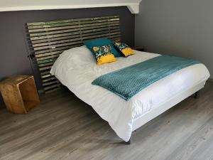 Ein Bett oder Betten in einem Zimmer der Unterkunft Au doux passage