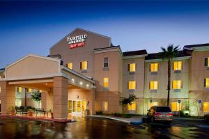 Fairfield Inn and Suites San Bernardino في سان برناردينو: فندق تقف امامه سيارة