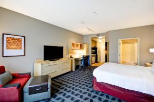 Habitación de hotel con cama y TV en TownePlace Suites Dallas/Lewisville, en Lewisville