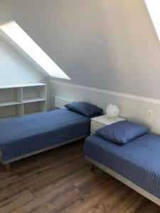 Ένα ή περισσότερα κρεβάτια σε δωμάτιο στο Apartamenti Bocmaņa laukums 2A, Salacgrīva