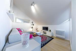 un soggiorno bianco con un divano e un tavolo di Apartman Merita a Dubrovnik