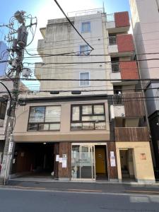 un edificio al lado de una calle en Rhodes Kagurazaka en Tokio