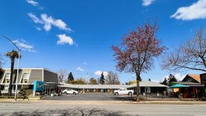 a parking lot with cars parked in front of a building at Signature Inn Eugene in Eugene