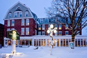 un gran edificio con un cartel en la nieve en The Brandon Inn, en Brandon