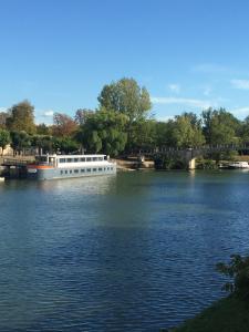 een boot op het water bij een brug bij Maison avec jacuzzi in Saintes