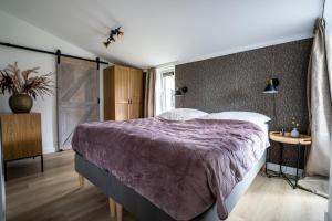 Postel nebo postele na pokoji v ubytování Meertje Villa 81 op Recreatiepark De Wielen + 37 fotografií