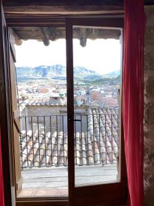 バルデロブレスにあるCasa Nemesio, enclave y vistas excepcionalesの市街の景色を望む開口窓