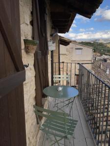 einen Tisch und Stühle auf dem Balkon eines Hauses in der Unterkunft Casa Nemesio, enclave y vistas excepcionales in Valderrobres